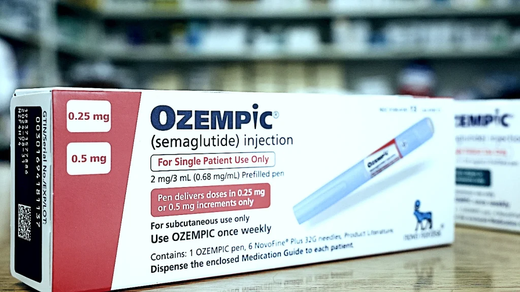 Was passiert, wenn Sie zu viel Ozempic einnehmen? 2 ozempic Etikett und Stift Bild