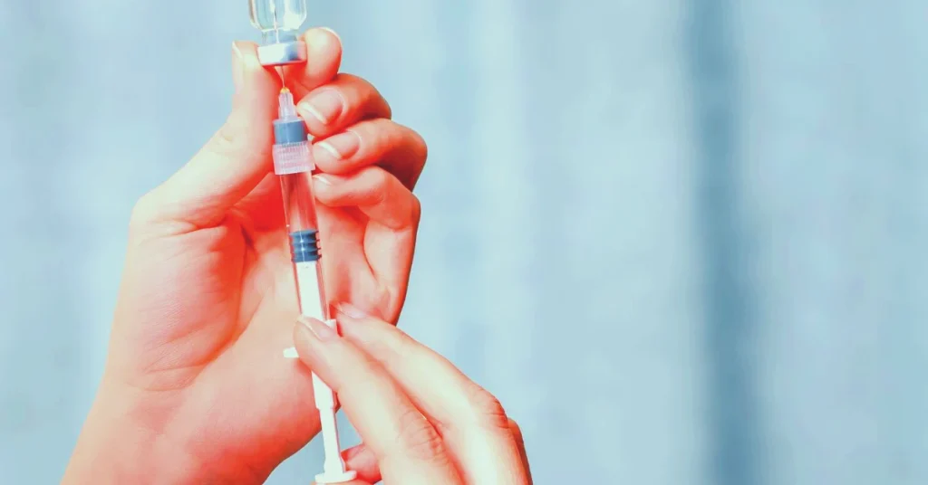 Was ist die richtige Semaglutid-Dosis zur Gewichtsabnahme? 3 die Hand eines Menschen, der eine Dosis Semaglutid in die Insulinspritze zieht
