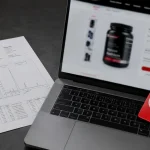Laptop mit geöffnetem Anabolika-Online-Shop neben ausgedrucktem HPLC-Laborbericht mit Chromatogramm und rotem Warnsignal-Tag – Prüfmethode für Warnsignale und gefälschte Kundenbewertungen eines Anabolika-Shops