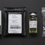 Vier Steroid-Bezugsquellen im Risikovergleich von links nach rechts: Apotheke mit originalversiegelter Pharmapackung, seriöser Online-Shop mit diskretem Versandpaket, Underground Lab mit handgemachtem Vial-Etikett und anonymer Privatverkauf ohne Kennzeichnung