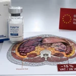 Tesamorelin-lyophilisiertes-GHRH-44-Aminosäuren-Vial mit Egrifta-pharmazeutischer-Verpackung-FDA-aktiv-2010 neben abdominaler-Querschnittssilhouette-VAT-Kompartment-orange-hervorgehoben-minus-15-Prozent-26-Wochen-Datenkarte und EMA-2012-Ablehnung-unzureichende-IGF-1-Langzeitsicherheitsdaten-Karte – einziges-aktives-GHRH-Analogon-FDA-zugelassen-Egrifta-WR-2025, viszeralfett-spezifisch-nicht-subkutan, Stanley-2019-Lancet-HIV-minus-32-Prozent-Leberfett, WADA-S2-2-4, kein-PCT