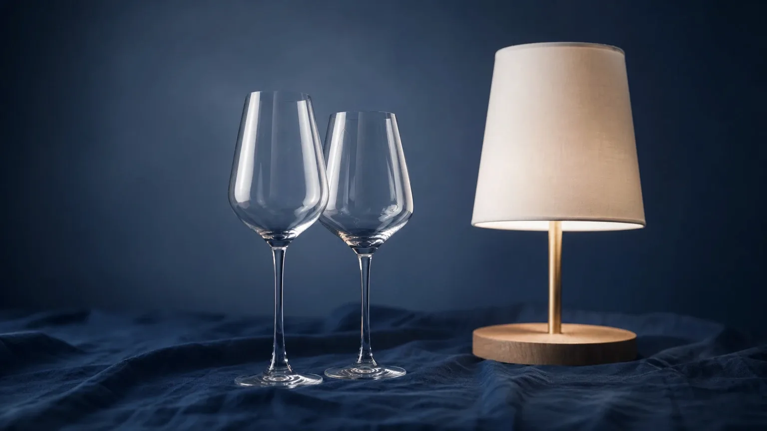 Zwei Weingläser und eine Nachttischlampe auf Leinen – Steroide und sexuelle Leistung